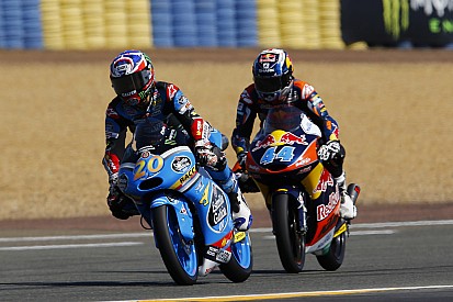 Em uma corrida maluca, Miguel Oliveira vence pela primeira vez na Moto3