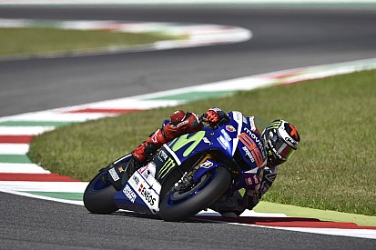 Lorenzo domina en Mugello y Márquez choca