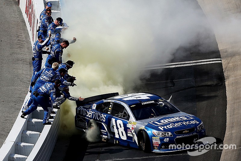 El ganador de la carrera, Jimmie Johnson, Hendrick Motorsports Chevrolet celebra con su equipo