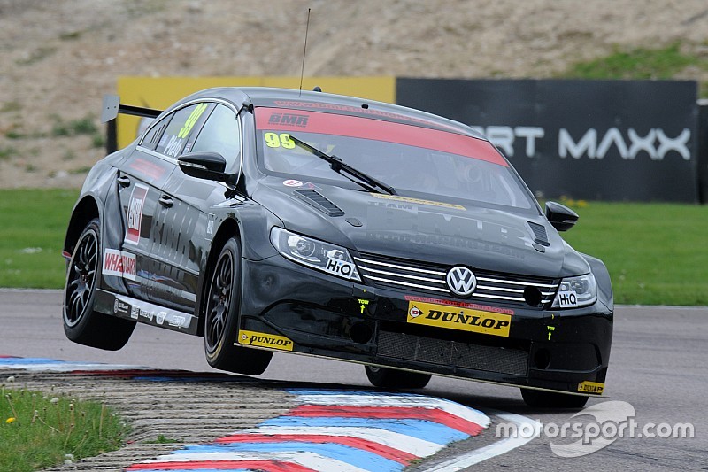 Plato domina una acortada primera carrera en Oulton Park