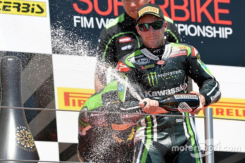 El ganador, Jonathan Rea, Kawasaki, festeja en el podium