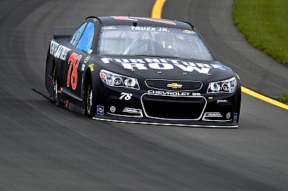 Martin Truex Jr. domina de novo, mas desta vez, vence na Sprint Cup