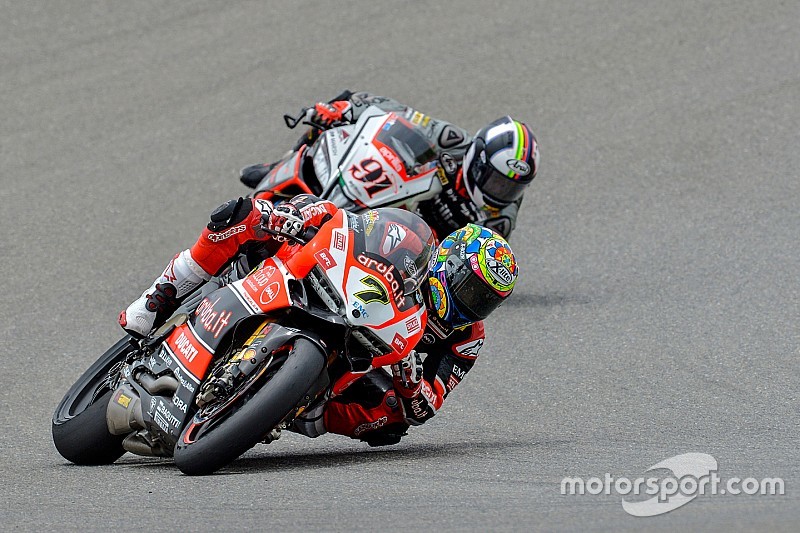 Chaz Davies, Ducati Superbike Team, devant Leon Haslam, Red Devils Roma