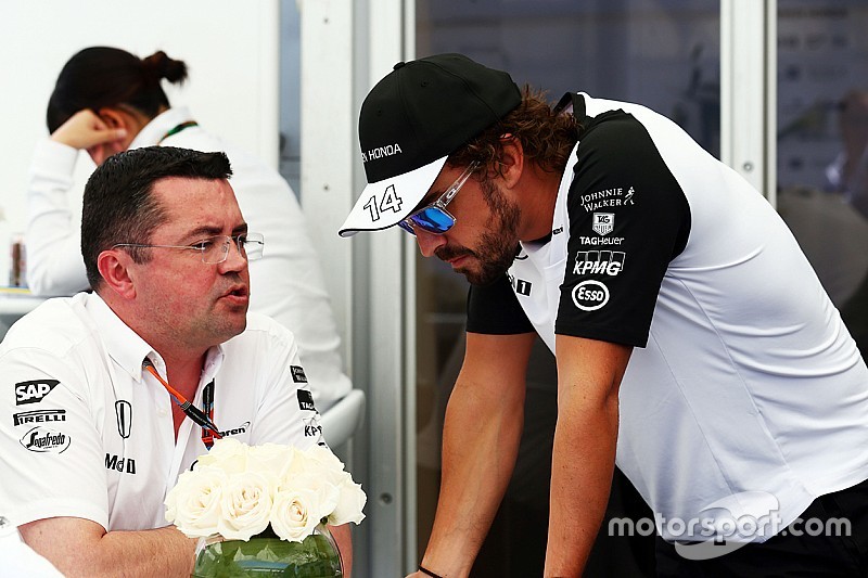 Eric Boullier, McLaren Racing Director con Fernando Alonso, McLaren