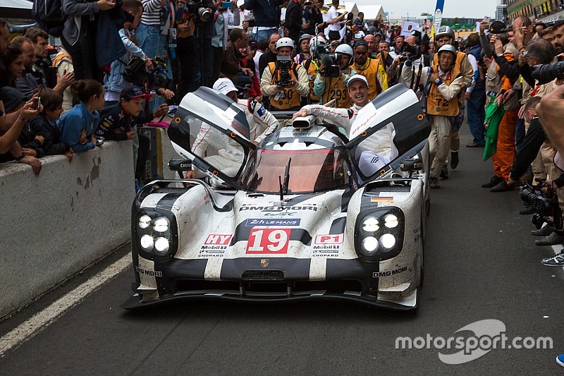 Ganador de Le Mans 2015 #19 Porsche Team Porsche 919 Hybrid: Nico Hulkenberg, Nick Tandy, Earl Bambe