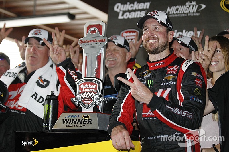Kurt Busch sobrevive a la lluvia para ganar en Michigan