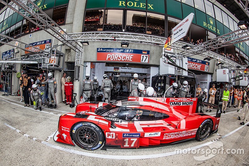 Arrêt aux stands pour la #17 Porsche Team Porsche 919 Hybrid : Timo Bernhard, Mark Webber, Brendon Hartley