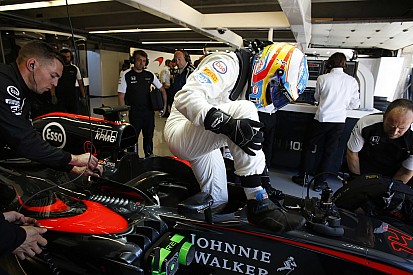 Alonso, camino a una penalización en carrera por cambios al motor