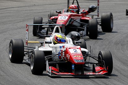 Jake Dennis consigue la pole para la tercera