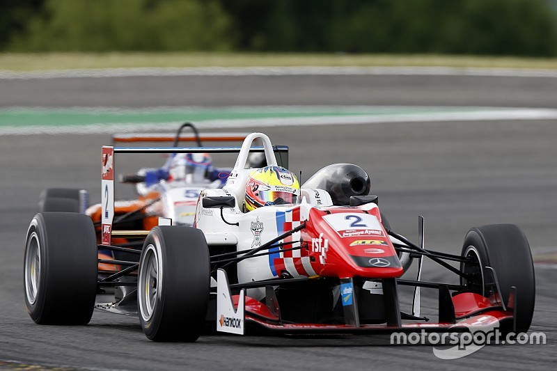 Dennis remporte une course marquée par les accidents