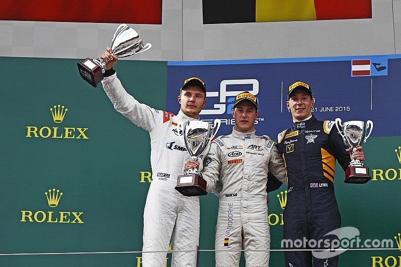 Podio: ganador de la carrera Stoffel Vandoorne, ART Grand Prix, el segundo lugar Sergey Sirotkin, Ra