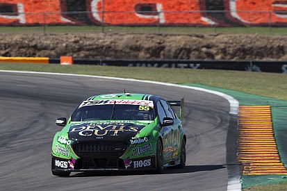 Reynolds storms to V8 pole, lap record