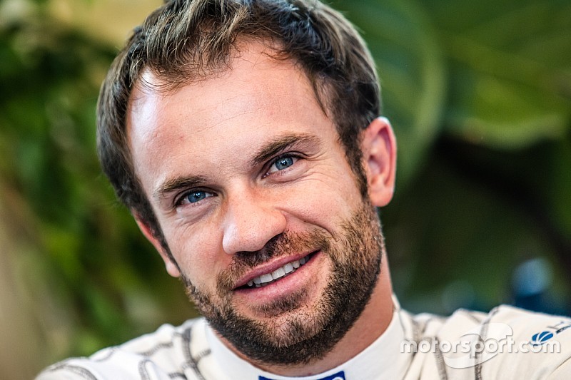 Nicolas Lapierre va tester la Lada Vesta au Castellet