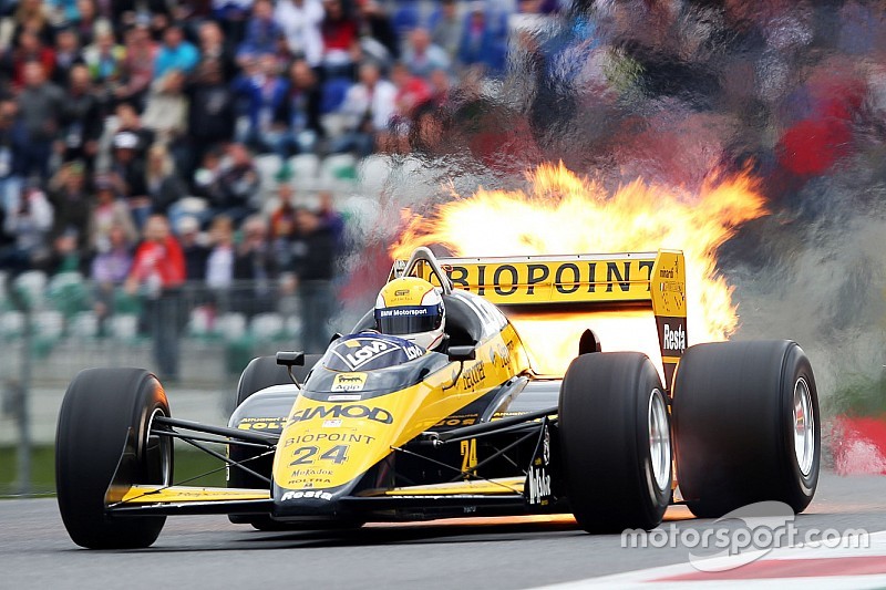 Pierluigi Martini, en el M186-01 Minardi en el desfile de leyendas sufre un incendio