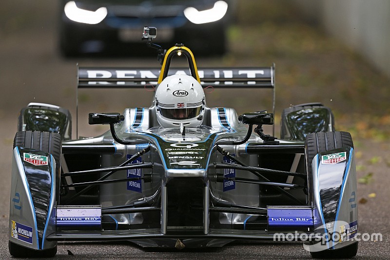 El alcalde de Londres, Boris Johnson, se sube a un auto de Fórmula E en el circuito de Battersea Par