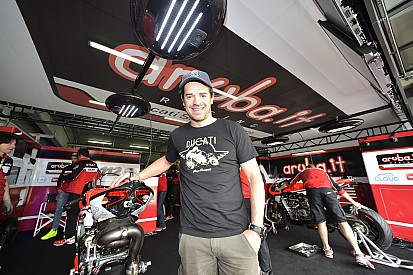 Carlos Checa de retour au guidon de la Ducati Superbike