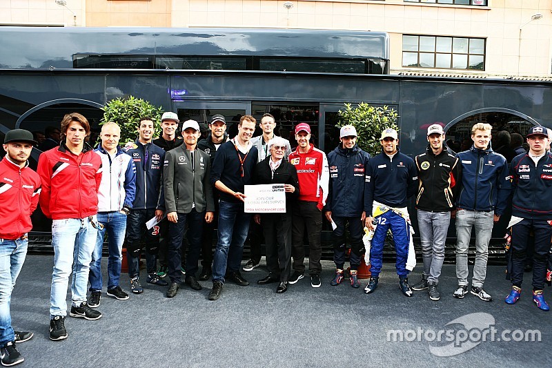 Bernie Ecclestone y Alex Wurz, Williams Piloto Mentor y Presidente GPDA y Charles Bradley, Motorspor