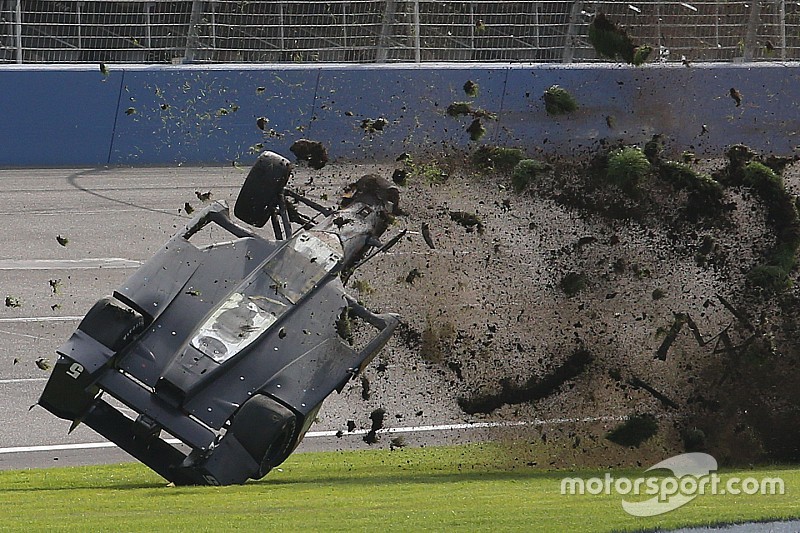 Ryan Briscoe, Schmidt Peterson Motorsports Honda en un fuerte accidente