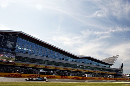 Em alta, Rosberg lidera sexta-feira na Inglaterra com Ferrari próxima