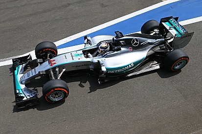 Hamilton espera mais ritmo da Mercedes: “senão estarei em apuros”