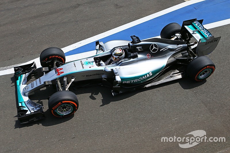 Hamilton espera mais ritmo da Mercedes: “senão estarei em apuros”