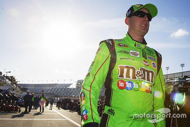 Multi-car wreck stalls first Daytona practice - video