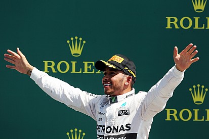 Com decisão inspirada, Hamilton vence em Silverstone na chuva