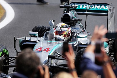 Após triunfo, Hamilton diz que tomou decisão de ir aos pits sozinho