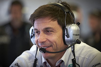 Mercedes aplaude la decisión de Hamilton