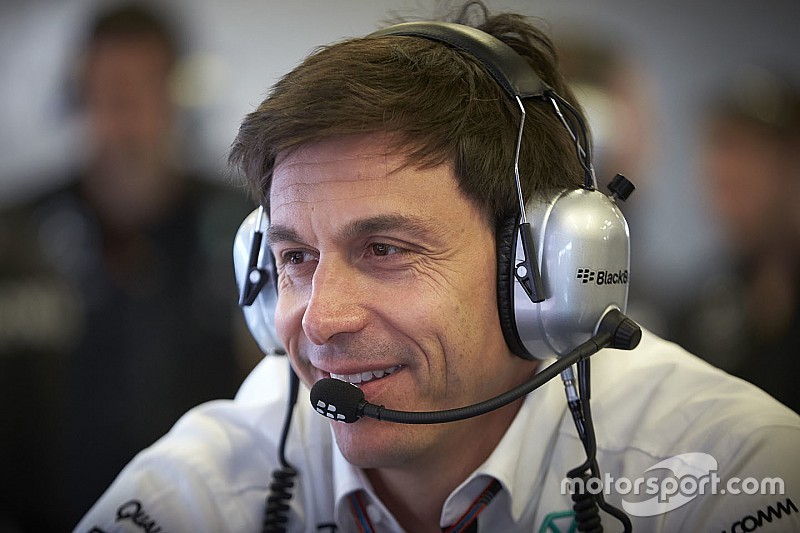 Mercedes aplaude la decisión de Hamilton