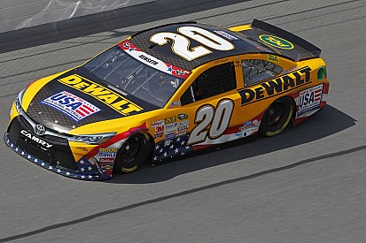 Kenseth puts the squeeze on Kahne, contenders taken out in ensuing crash