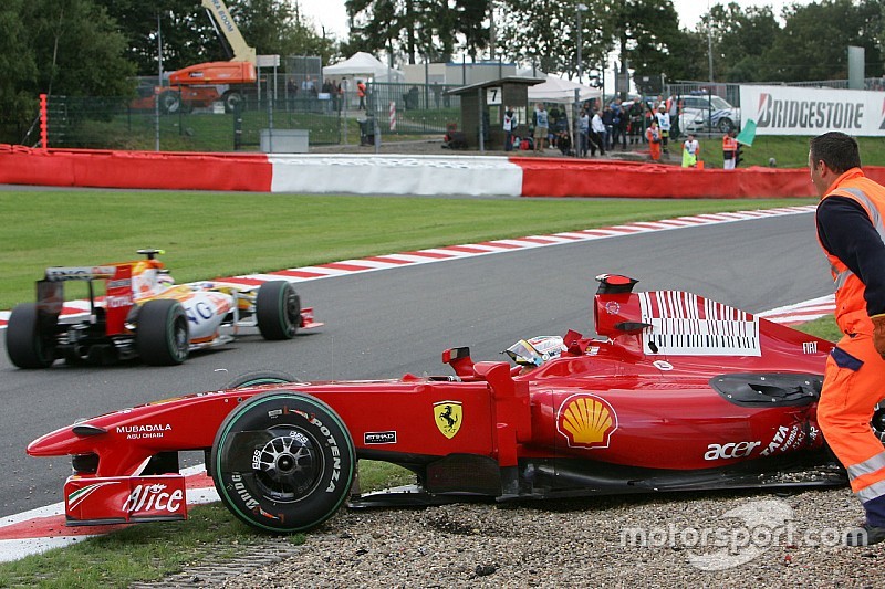 Luca Badoer, pilote d'essai de la Scuderia Ferrari est sorti de piste en qualifications