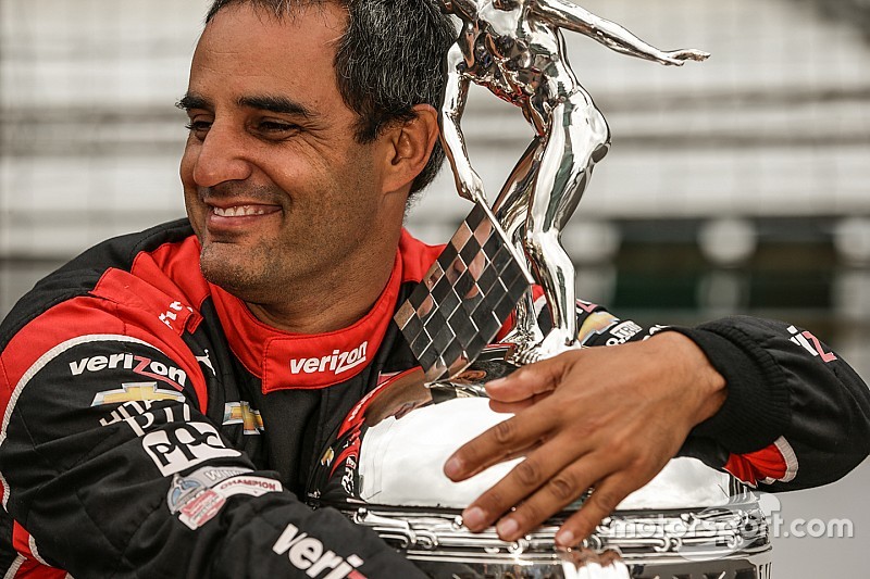 El ganador de la carrera, Juan Pablo Montoya, Team Penske Chevrolet, durante la sesión de fotos del 