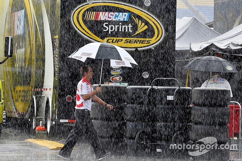 Un miembro de Chip Ganassi Racing camina en la lluvia