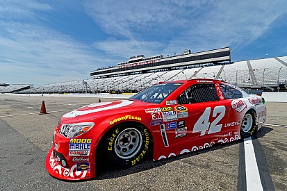 Larson manda en la primera práctica en New Hampshire