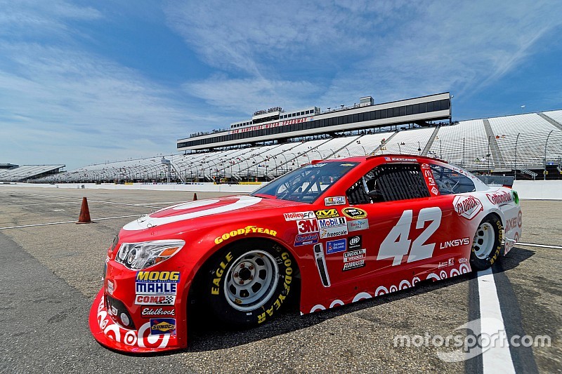 Larson manda en la primera práctica en New Hampshire