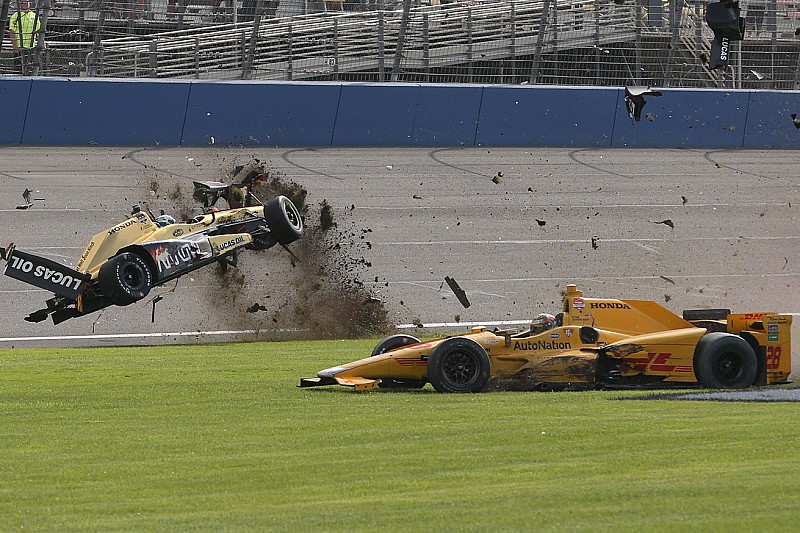 Ryan Briscoe, Schmidt Peterson Motorsports Honda and Ryan Hunter-Reay, Andretti Autosport Honda in huge crash