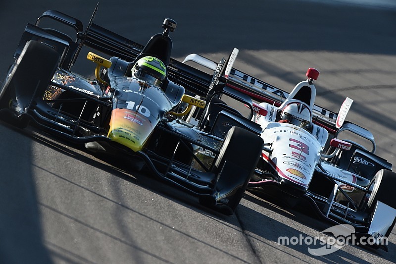 Tony Kanaan, Chip Ganassi Racing Chevrolet y Helio Castroneves, Team Penske Chevrolet