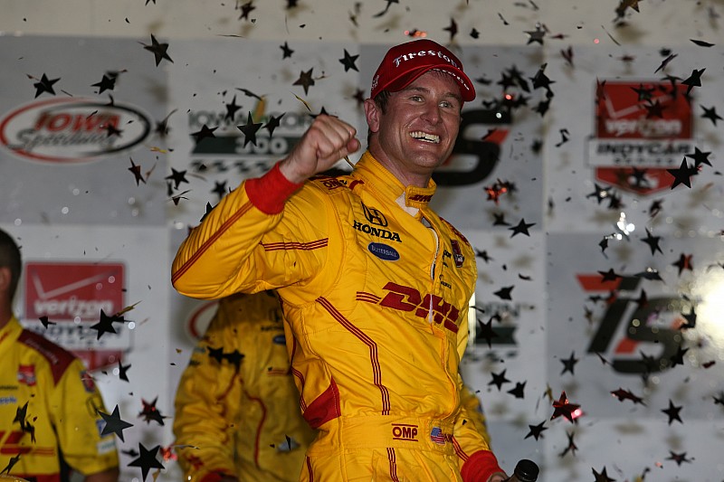 Hunter-Reay prevails in wild 300-lapper at Iowa