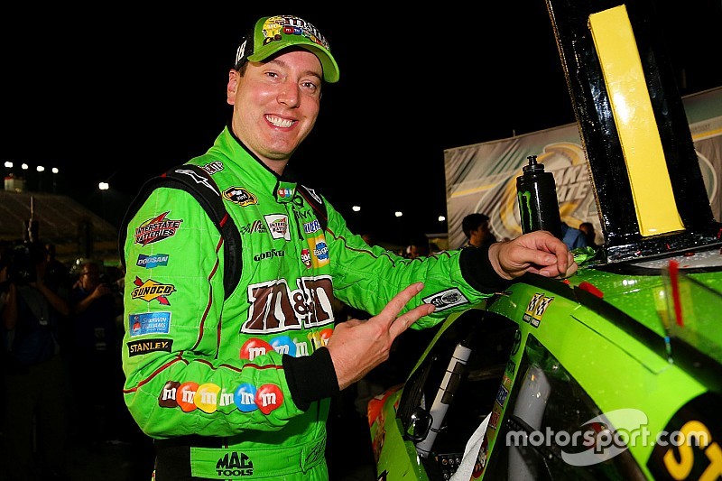 El ganador de la carrera, Kyle Busch, Joe Gibbs Racing Toyota