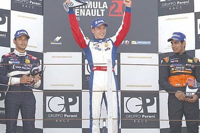 Jack Aitken vince gara 1 e torna in vetta alla classifica