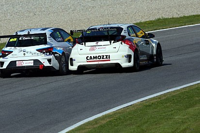 Morbidelli penalizzato per i contatti: vittoria a Comini!