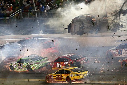 Tragedia sfiorata a Daytona: Dillon sfonda le reti!