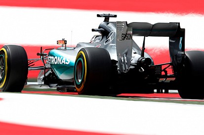 Hamilton in Austria coglie la pole e poi sbaglia