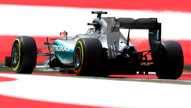 Hamilton in Austria coglie la pole e poi sbaglia