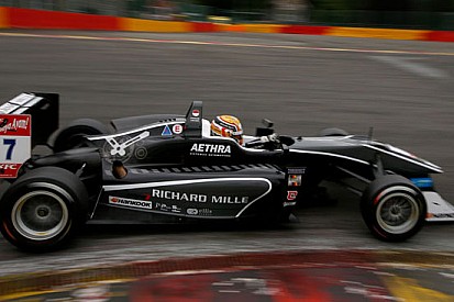 Charles Leclerc vince gara 1 a Spa e diventa leader