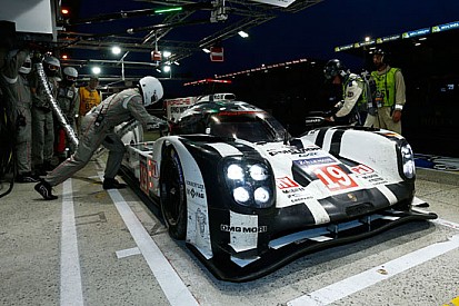 Le Mans, 13° ora: comanda la terza Porsche