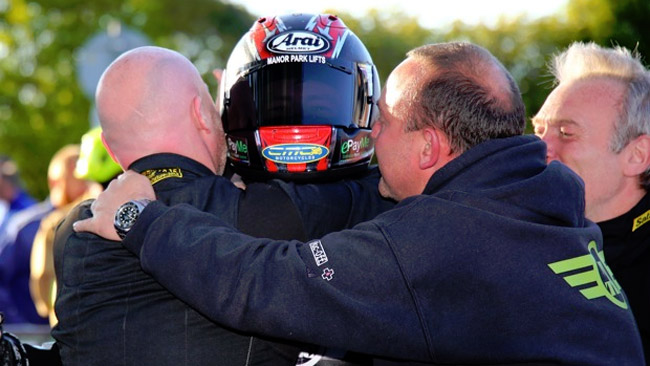 Ian Hutchinson ritrova la vittoria al TT dopo 5 anni!
