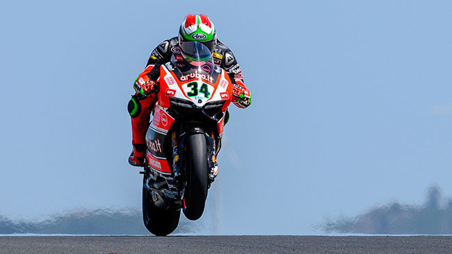 Giugliano batte influenza e avversari: pole a Portimao!
