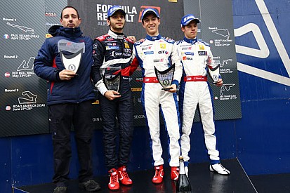 Jack Aitken dalla pole alla vittoria in gara 1 in Austria